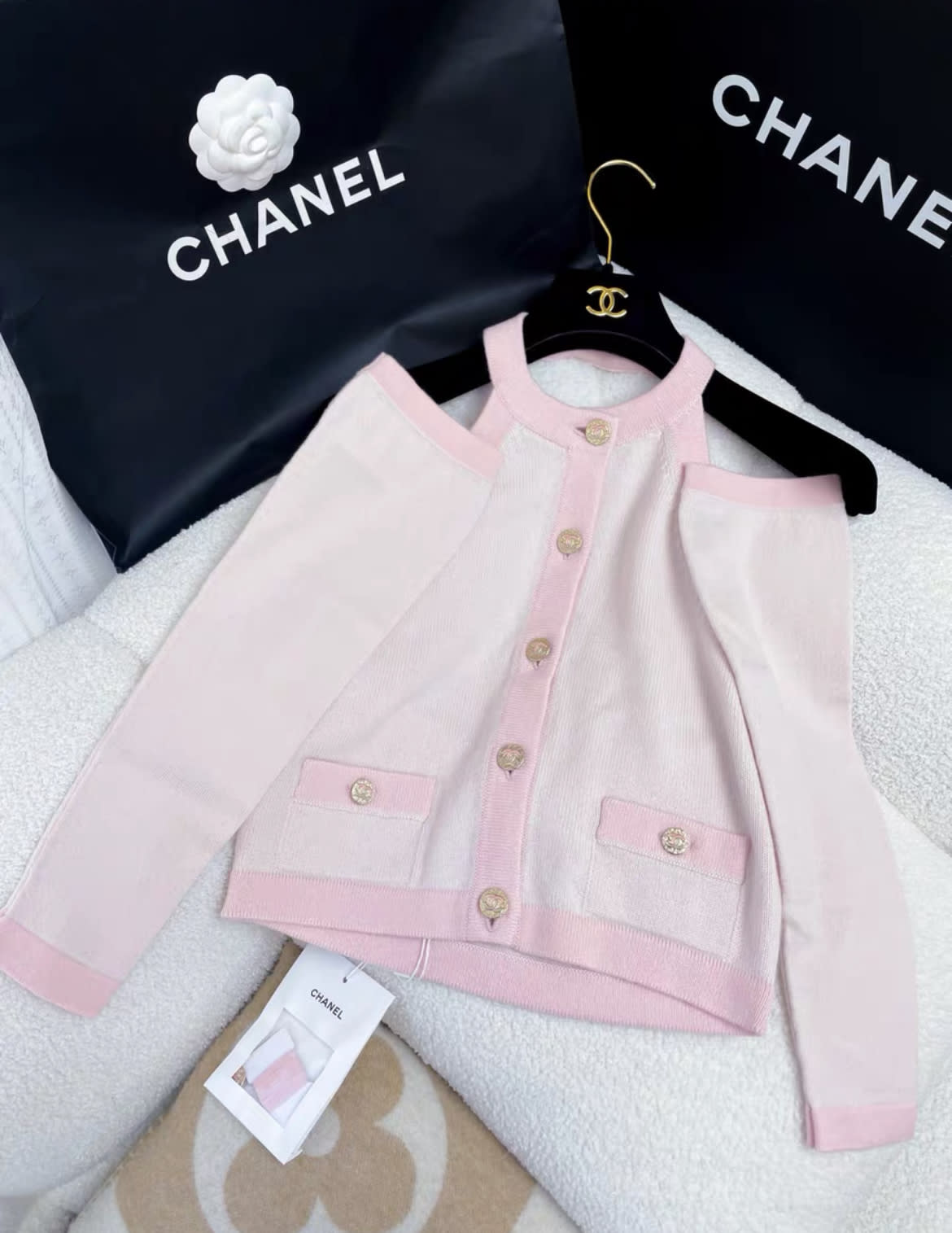 CHANEL Chanel 23S popular pink knitted top with sleeves - 36 Top - Vintage fashion from Wararni