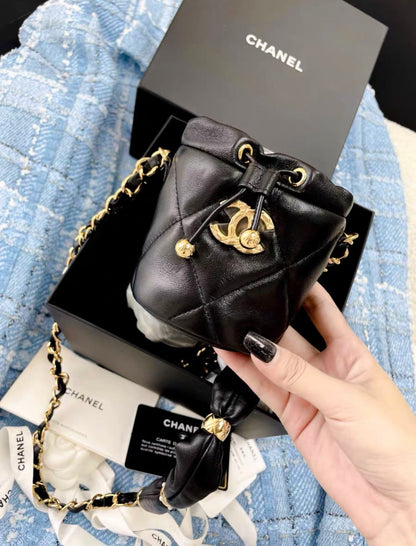 CHANEL Chanel Mini Bucket Fluffy Chain Black Lambskin Gold Hardware Bag - Mini Bucket Bag - Vintage fashion from Wararni