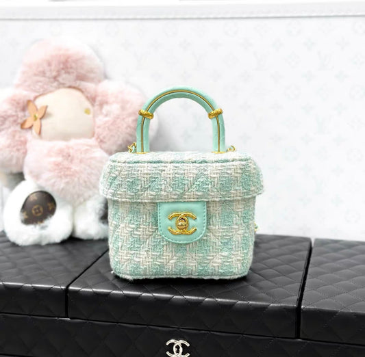 CHANEL Chanel 23S mint green houndstooth tweed handle chain bag - Small Crossbody Bag - Vintage fashion from Wararni