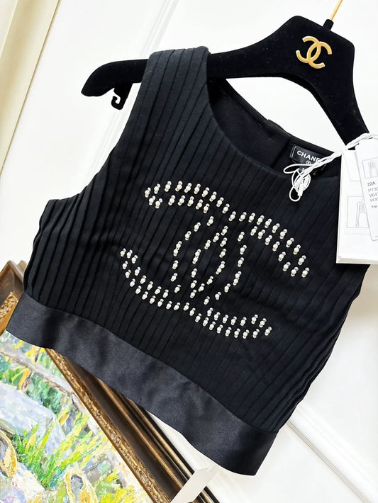 Chanel Métiers d'Art black top with pearl and double C logo