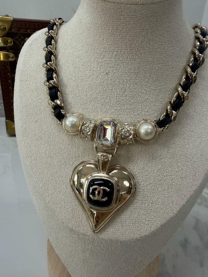 Chanel 21K fine pearl heart-shaped choker necklace