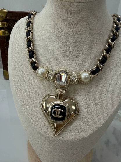 Chanel 21K fine pearl heart-shaped choker necklace