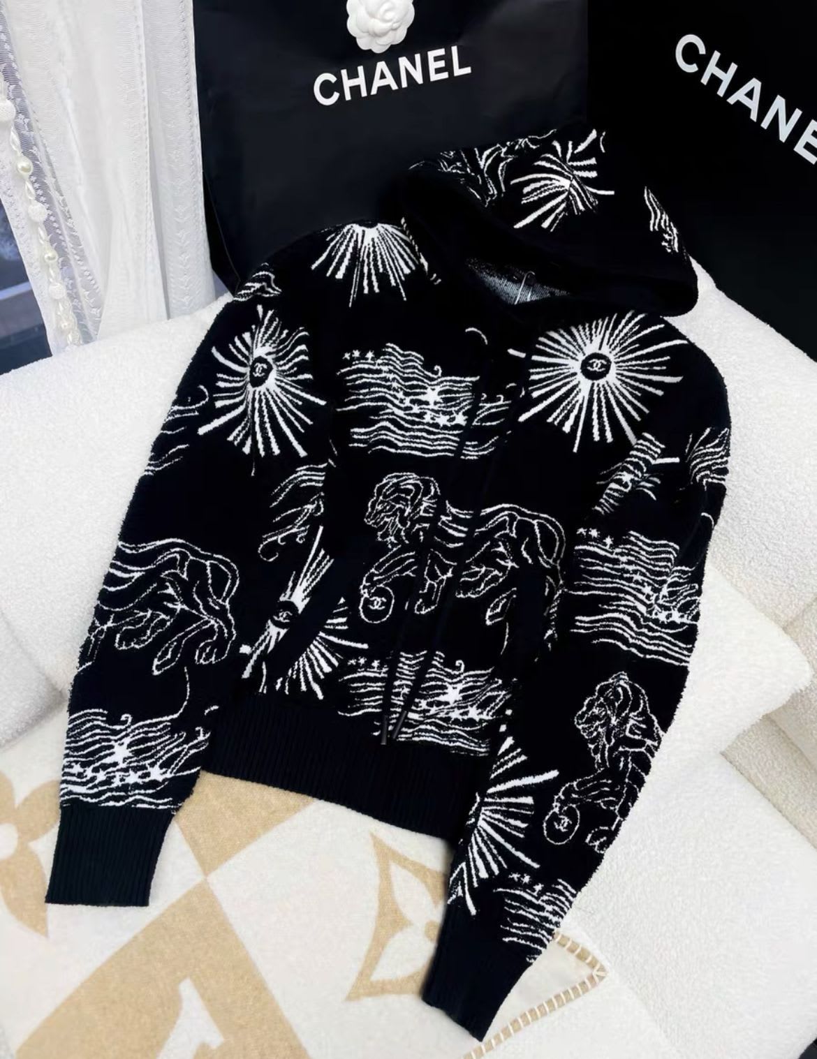 CHANEL Chanel 2022 New Iconic CC Lions Hoodie - 36 Top - Secondhand luxury from Wararni