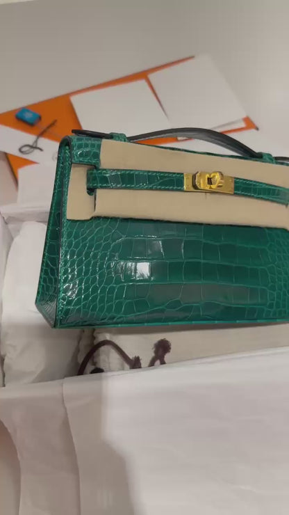 Hermès Kelly Pochette Emerald Shiny Porosus Crocodile Gold Hardware