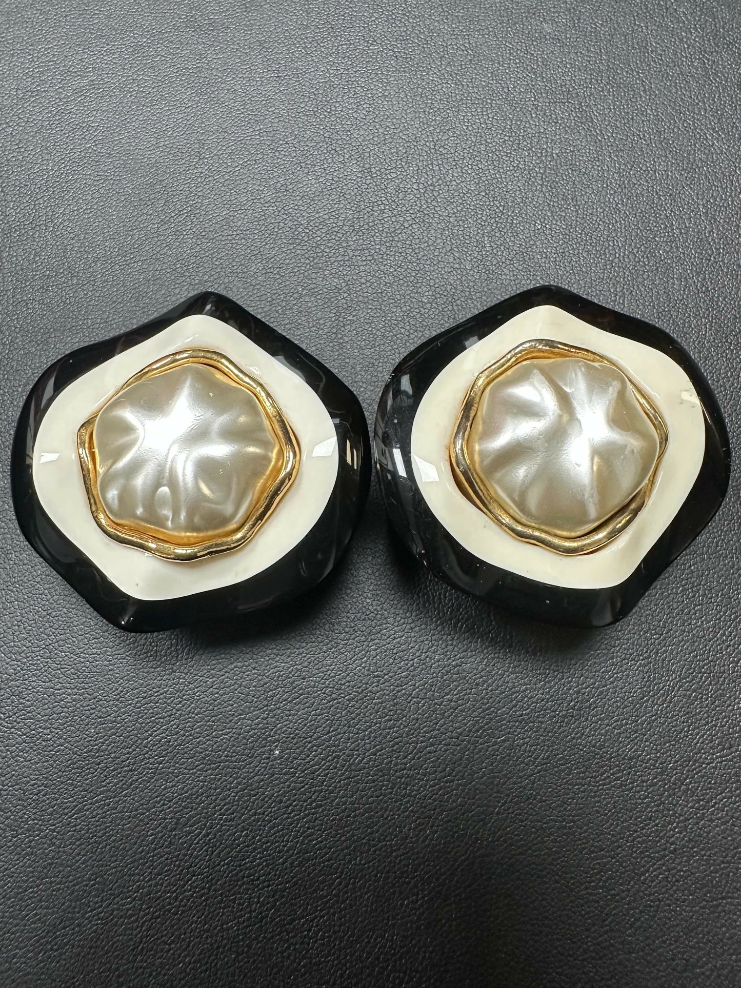 Chanel Vintage 88 Imitation Pearl Resin Sunflower Egg Clip-on Earrings