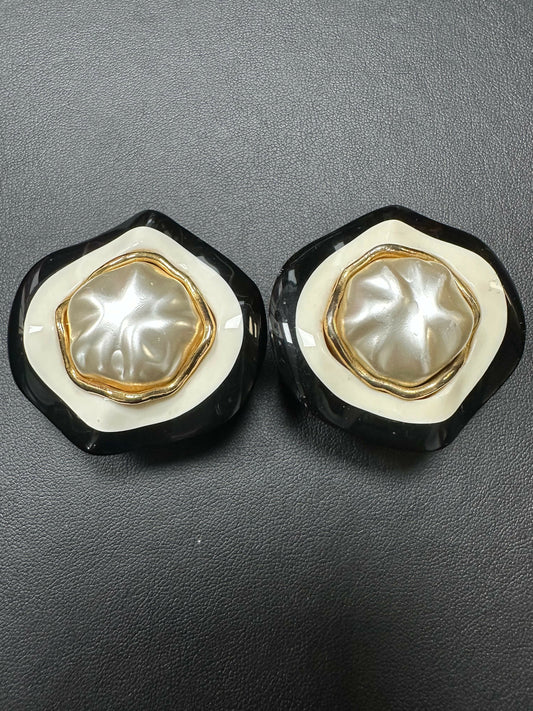 Chanel Vintage 88 Imitation Pearl Resin Sunflower Egg Clip-on Earrings