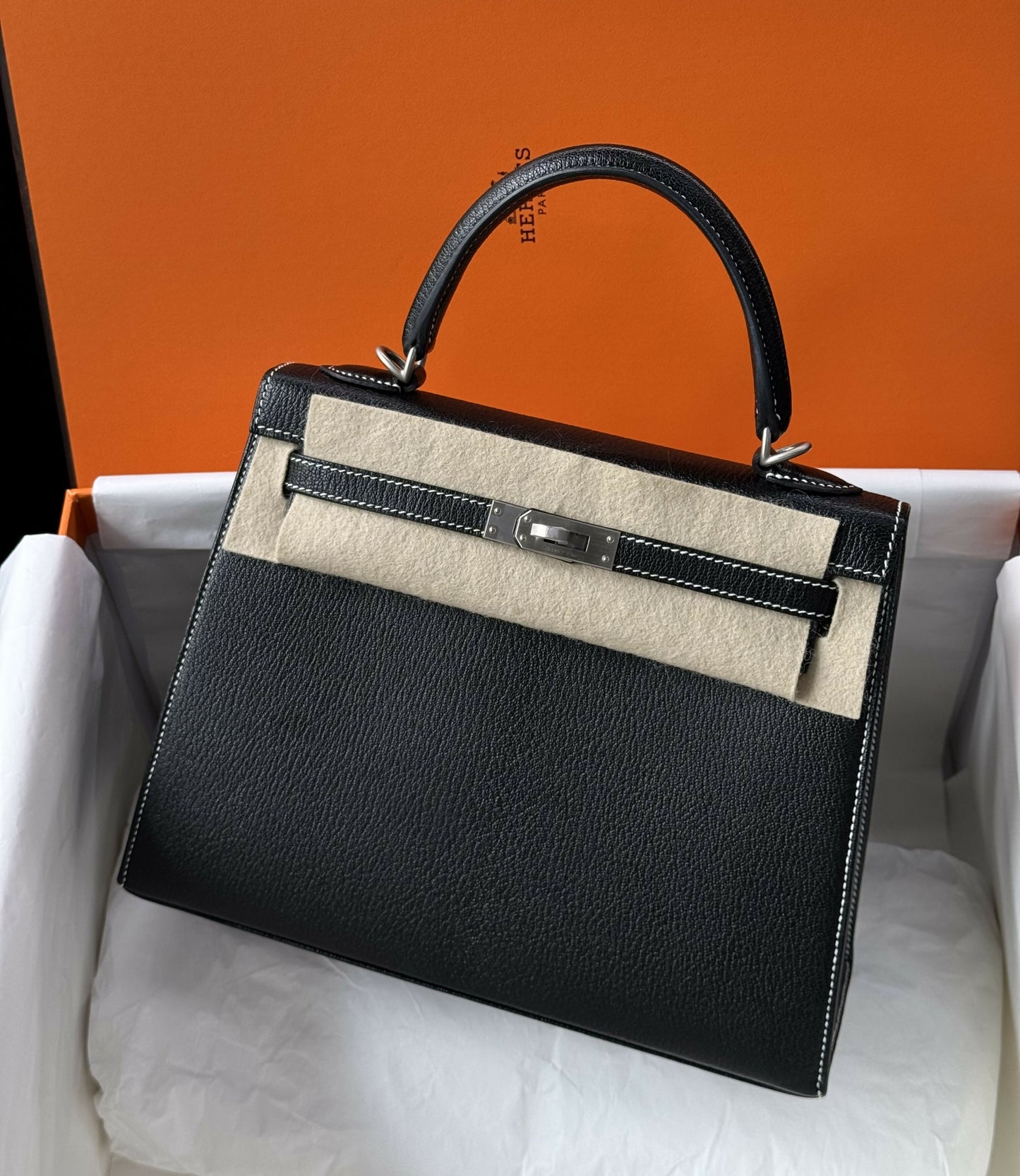 Hermès Kelly Sellier 25 Noir Chevre Mysore with Palladium Hardware & Contrast Stitching