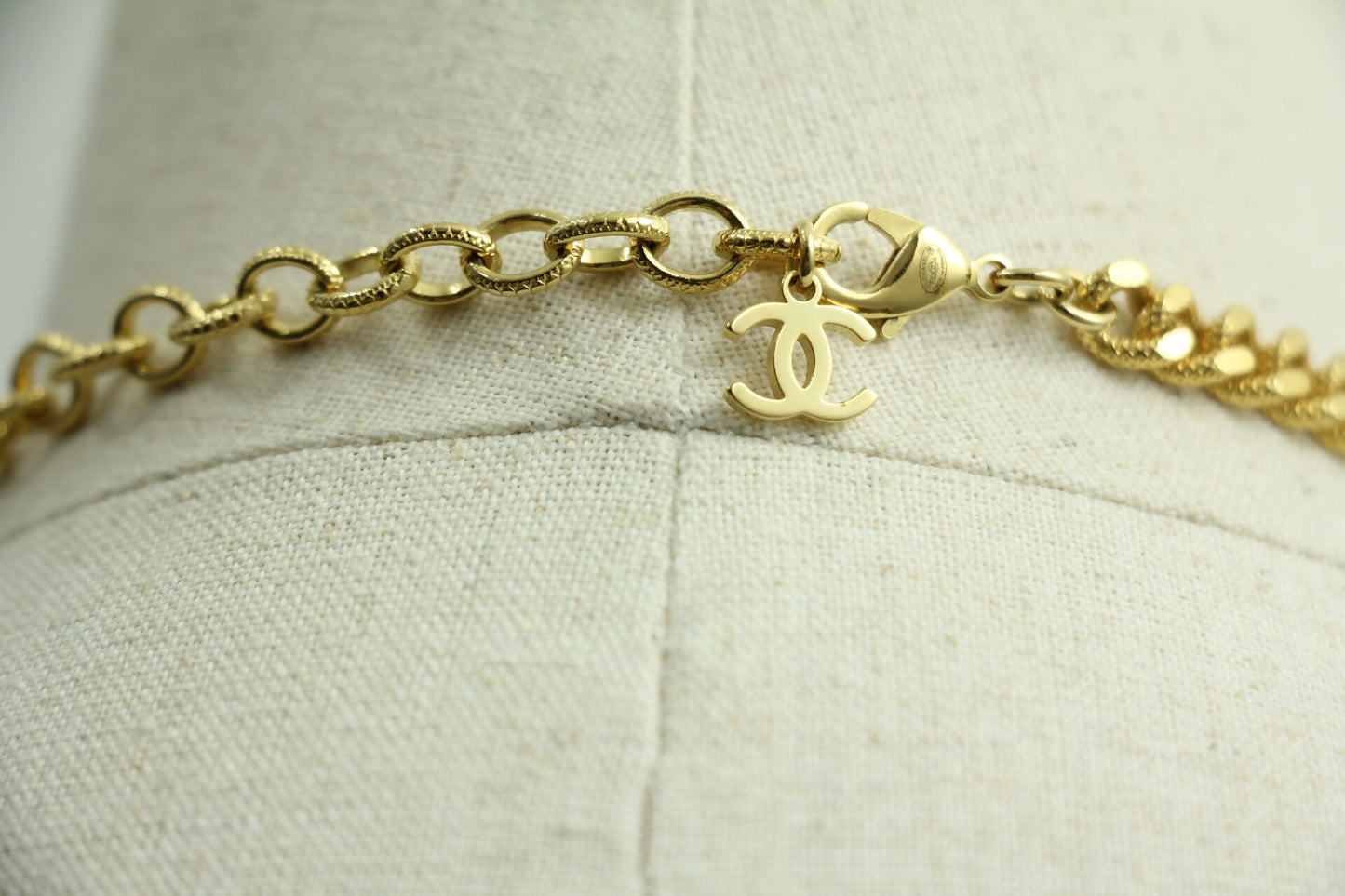 Chanel F22A Metal Rhinestone CC Gold Chunky Chain Short Necklace