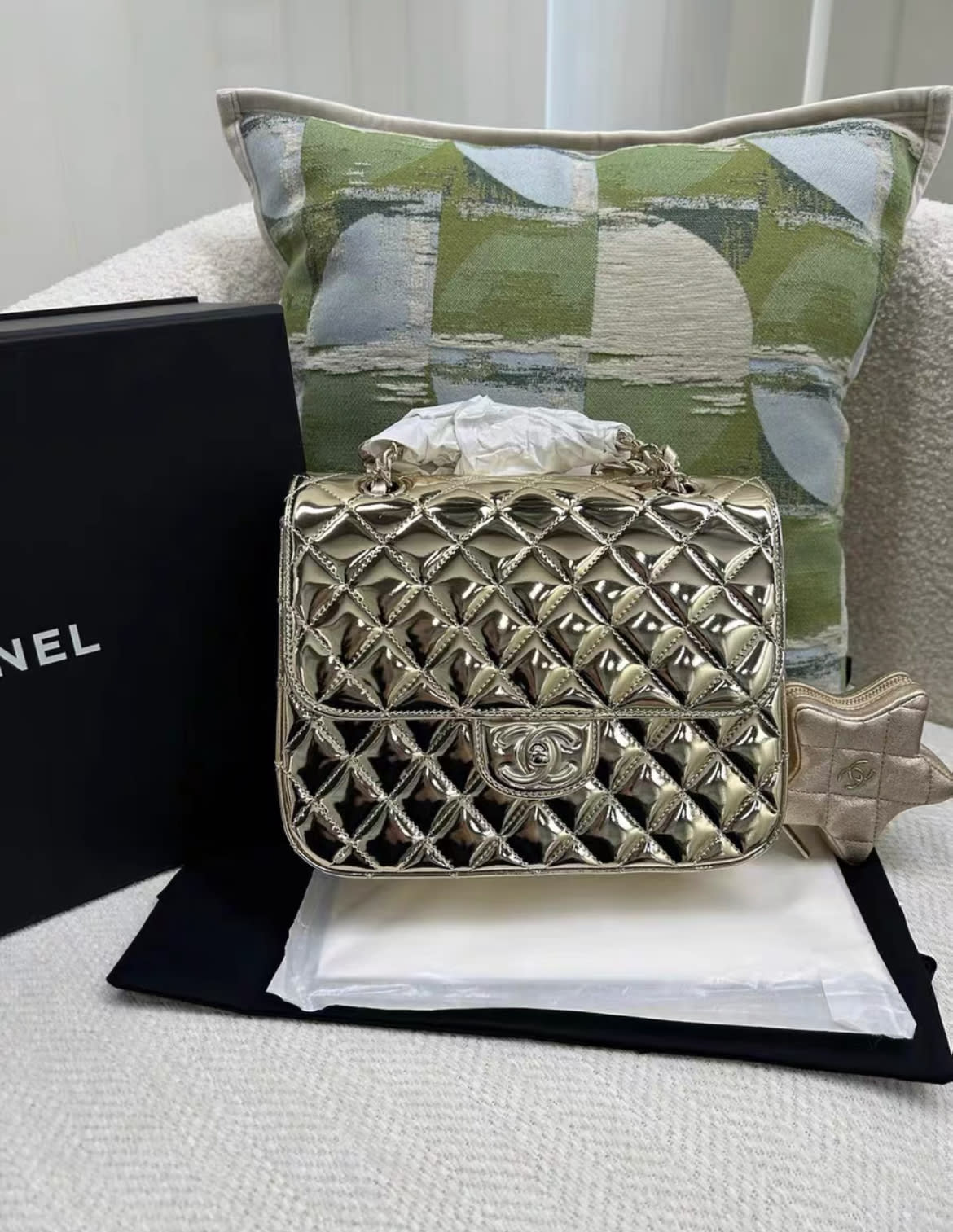 CHANEL CHANEL 24C BACKPACK WITH STAR PATENT GOLD LGHW (MICROCHIP) - Big Backpack - Vintage fashion from Wararni