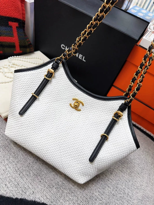 Chanel 26C tote bag in white woven rattan, small mode