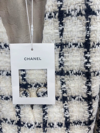 Chanel 19 black 
ecru tweed Jacket