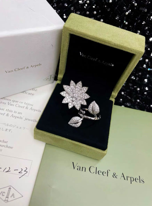 Van Cleef & Arpels Van Cleef & Arpels Lotus Full Diamond High Jewelery Ring - 51 High Jewellery - Vintage fashion from Wararni