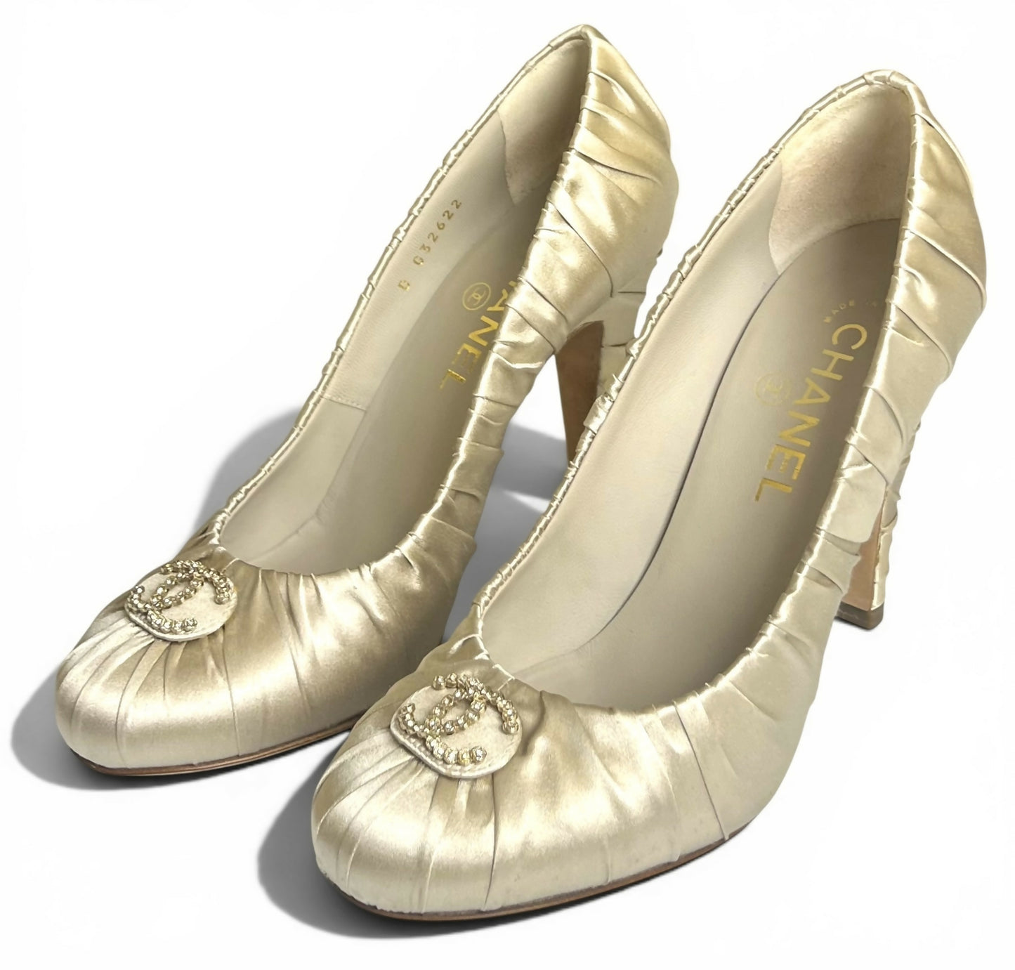 Chanel 17A Pearl Champaign Beige Rutched Satin Silk CC Pump Heels EU 37