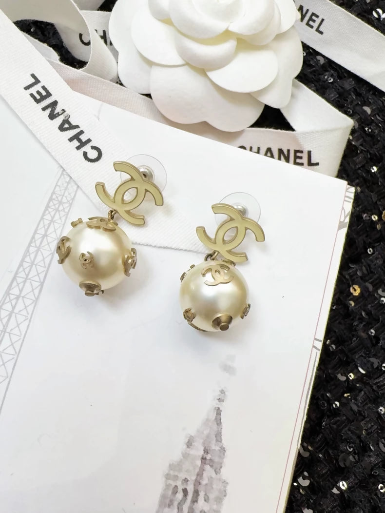 Vintage Chanel earrings in gold enamel double C and pearl