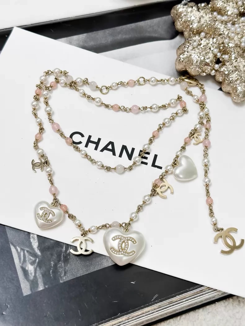 Chanel 21B Gold and pink heart-shaped pearl necklace/waist chain/sweater chain