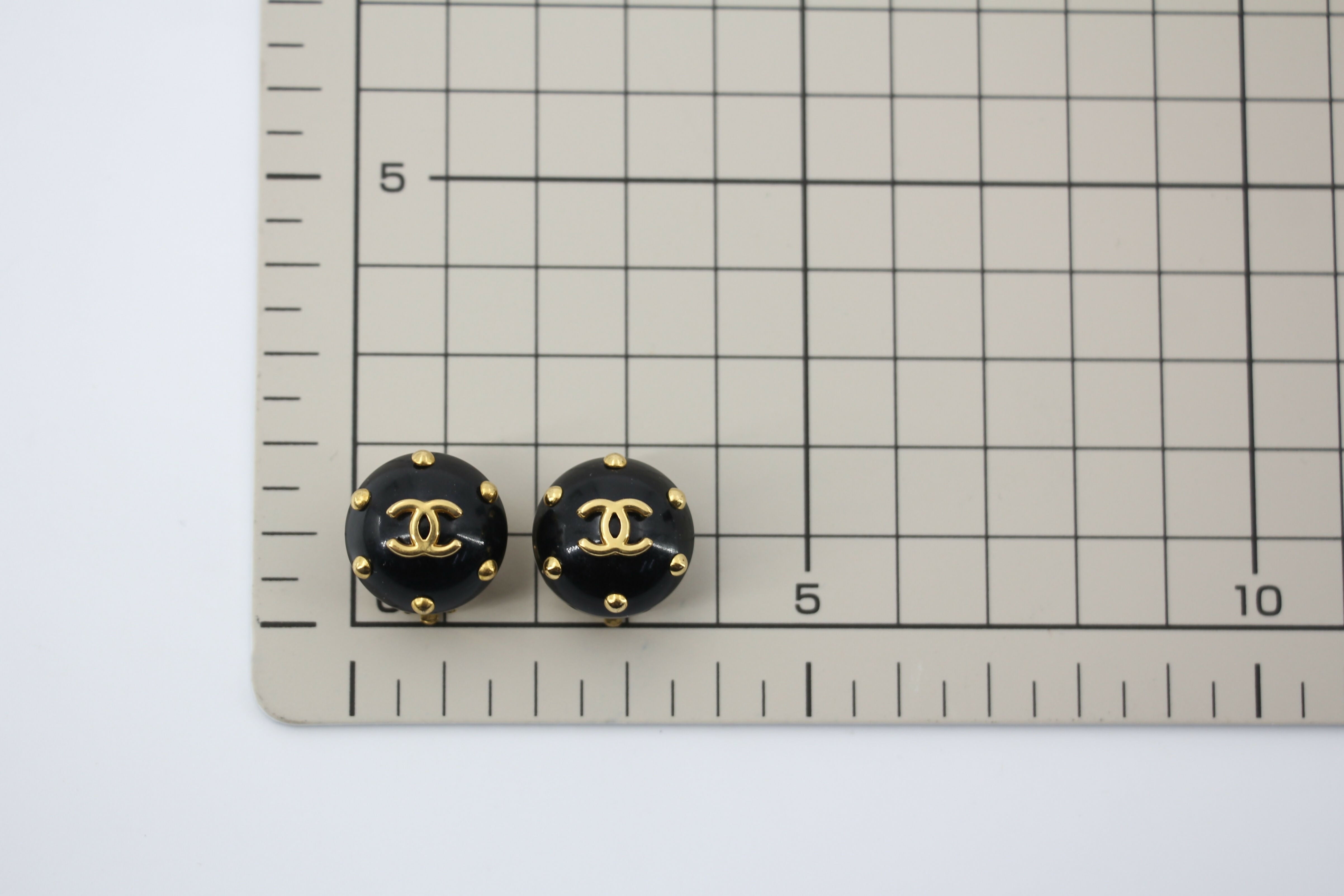 アーセナル  CNY ボンバーJK 黒金 Chanel Vintage 96C Resin Black and Gold Polka Dot Clip-on Earrings
