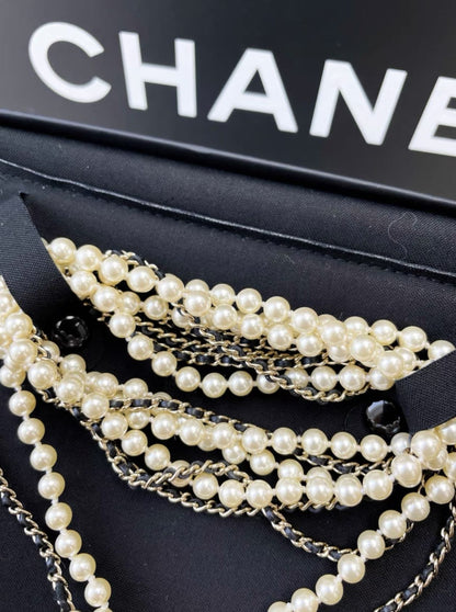 CHANEL 21S RUNWAY MICRO BAG & PEARLS LONG NECKLACE