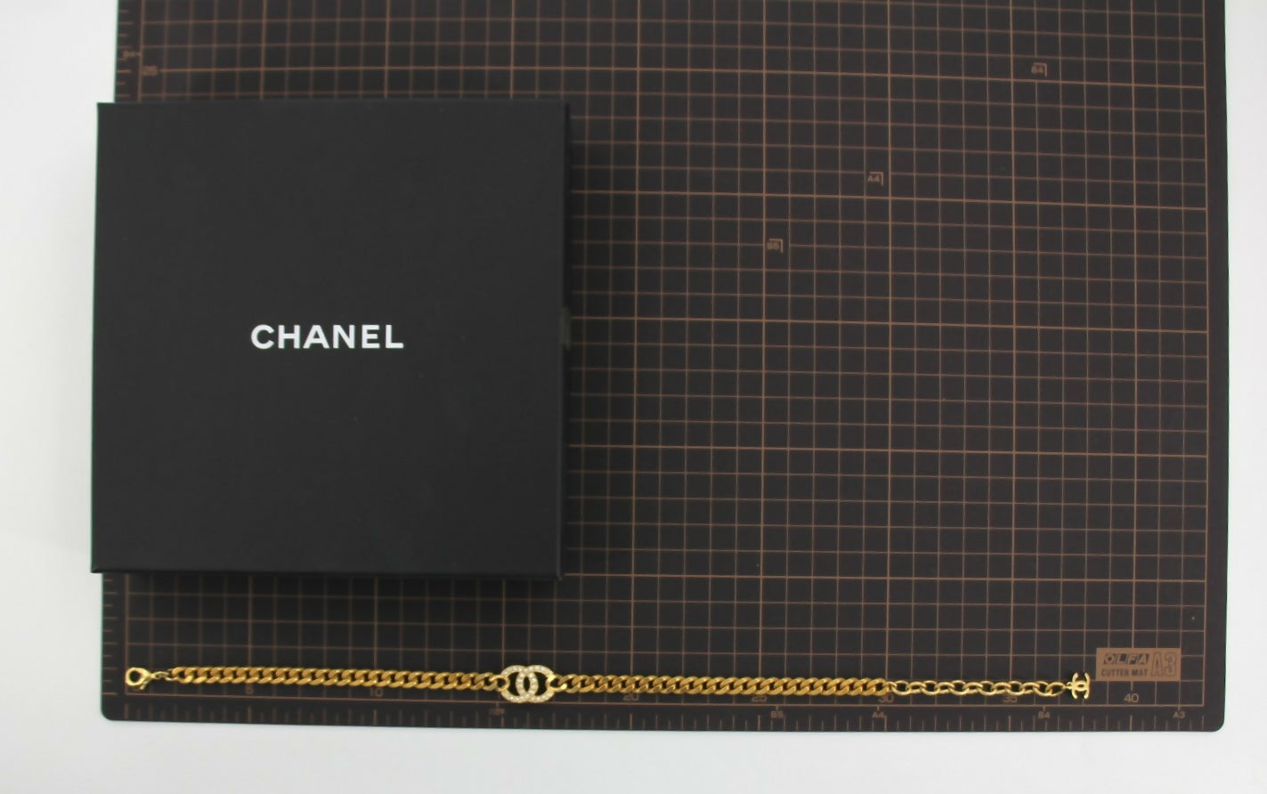 Chanel F22A Metal Rhinestone CC Gold Chunky Chain Short Necklace