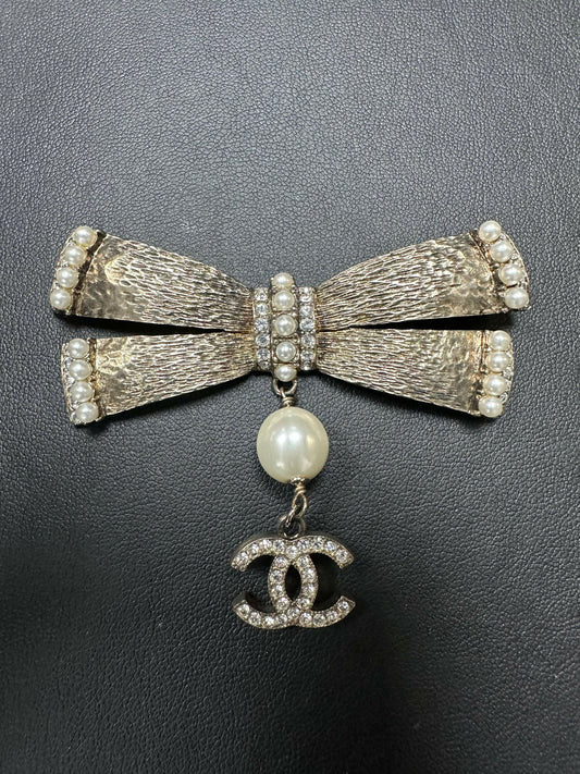 Chanel Vintage 06P Metal Imitation Pearl Bow Brooch