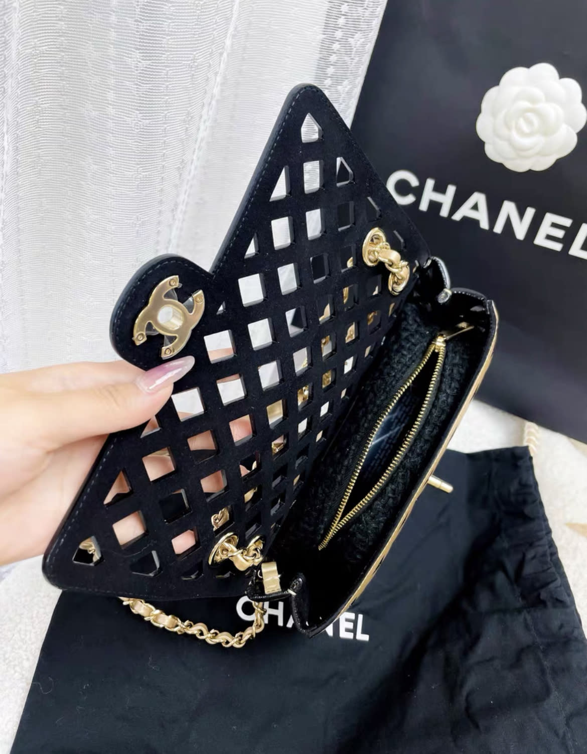 CHANEL ゴールド サテン キルティング パーティーバッグ ゴールド（金色）系 CHANEL(シャネル) パーティーバッグ(レディース