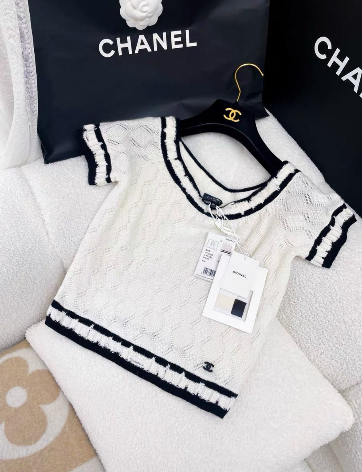 CHANEL Chanel 22SS white black edge knitted off shoulder top - 36 Top - Secondhand luxury from Wararni