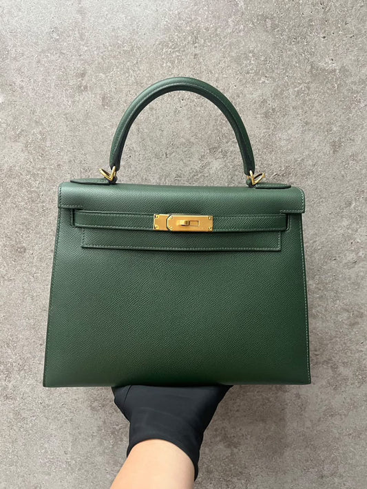 Hermès Kelly handbag in dark green grained leather with gold hardware, single top handle and front strap closure