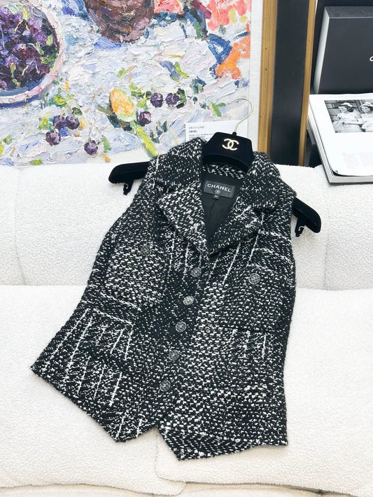 Chanel 21k black and white tweed vest