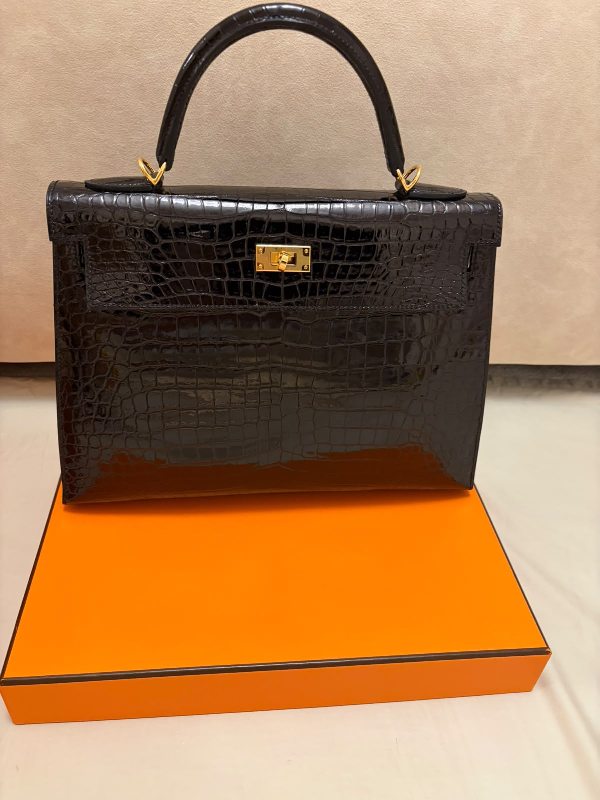 Hermes Kelly 32 Black Shiny Porosus Gold hardware