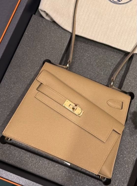 Kelly Depeches Poussiere Epsom Gold hardware