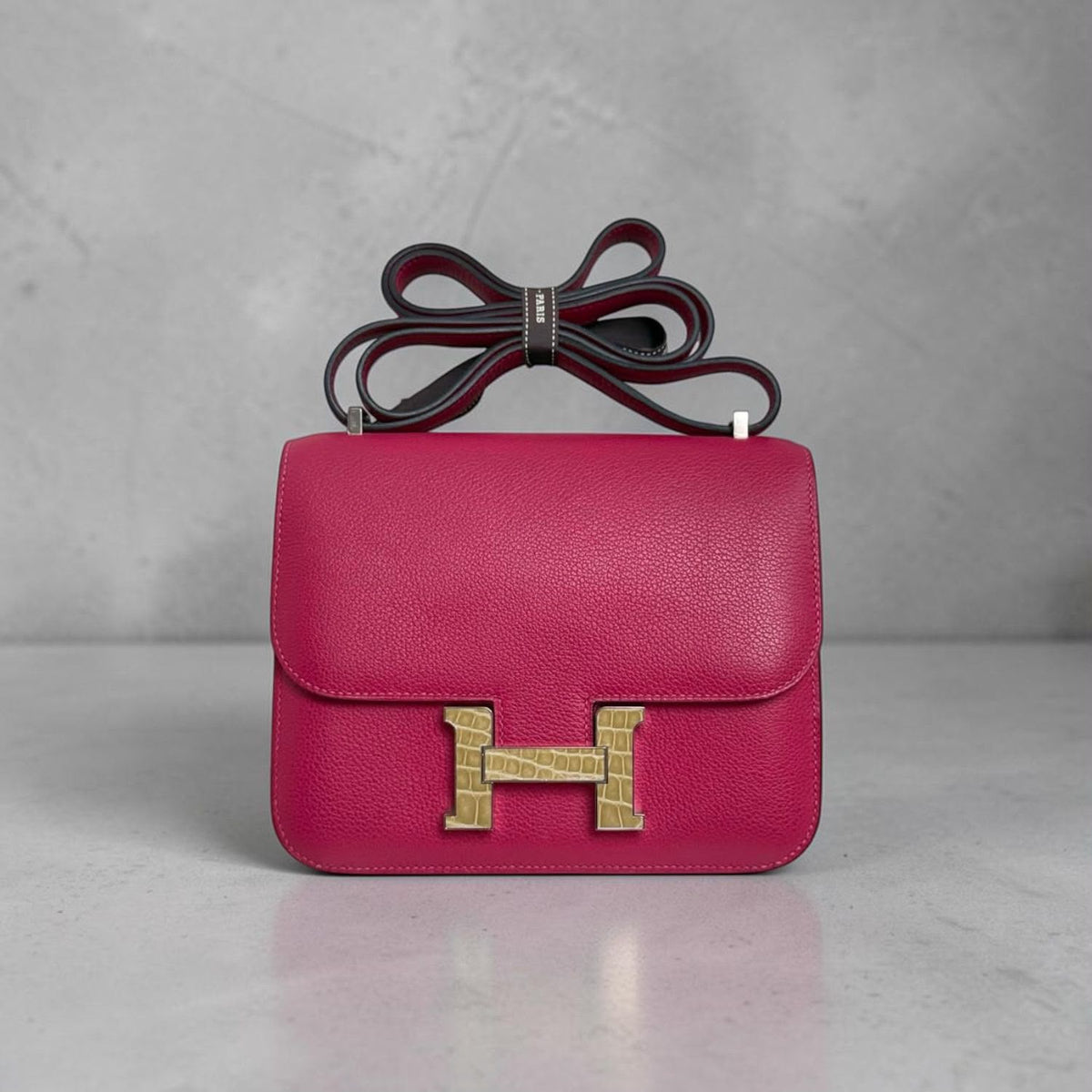 Hermes constance 18 Framboise Evercolor & Beige Sable Shiny Alligator