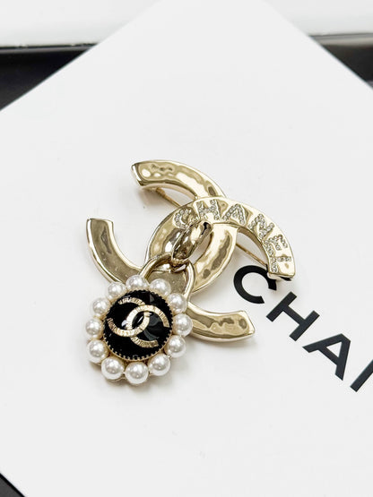Chanel 21A gold double-C pearl flower pendant brooch
