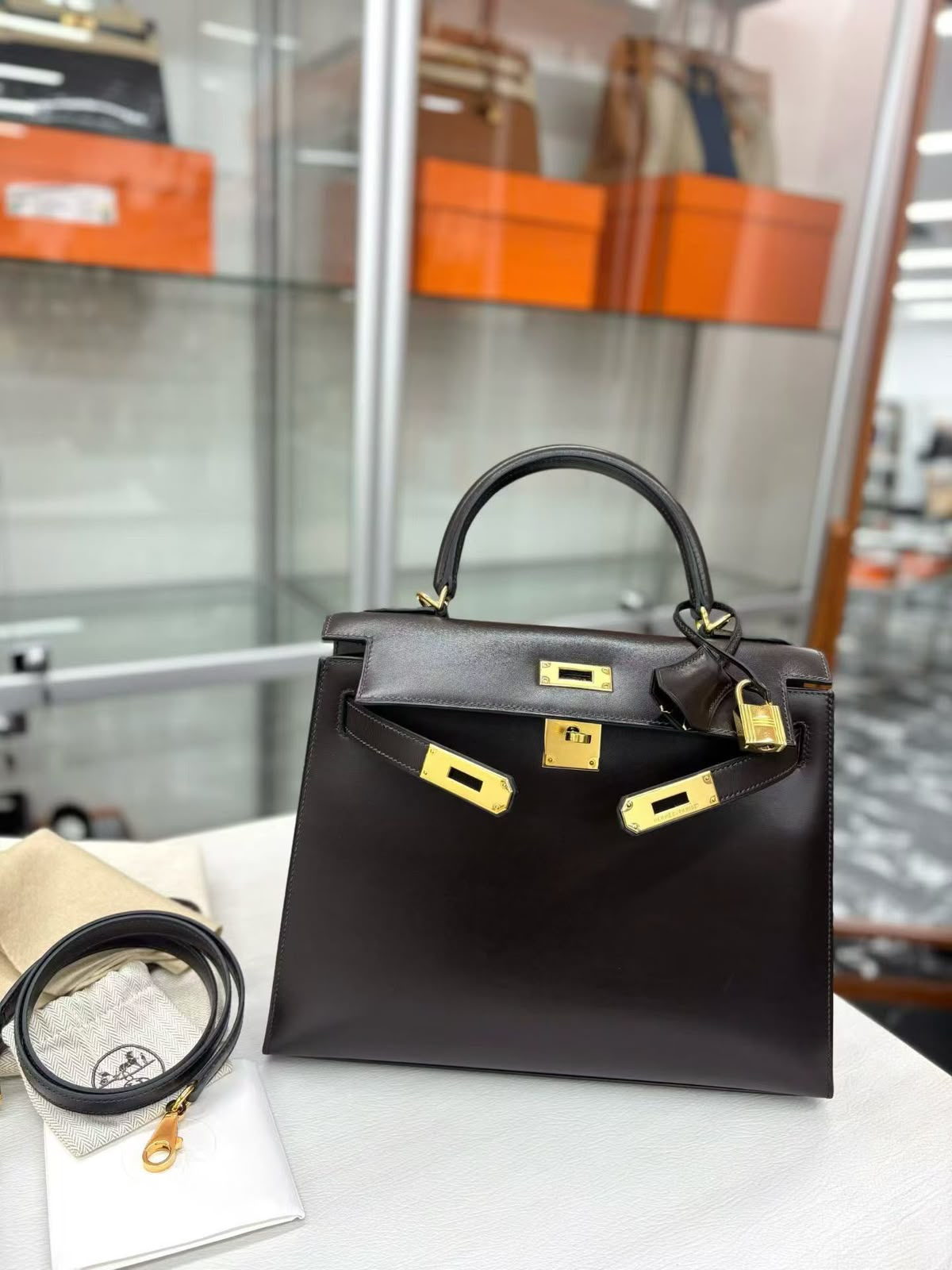 Hermes Kelly 28 Ebene Box Gold hardware