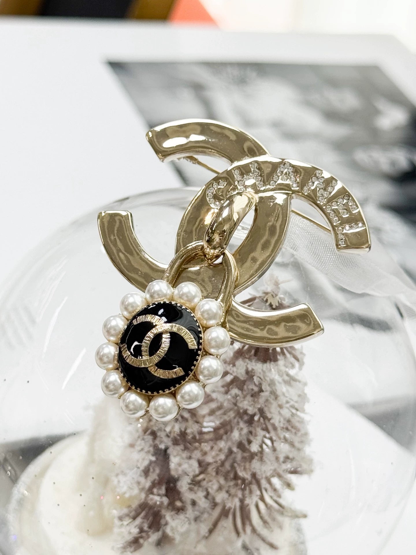 Chanel 21A gold double-C pearl flower pendant brooch