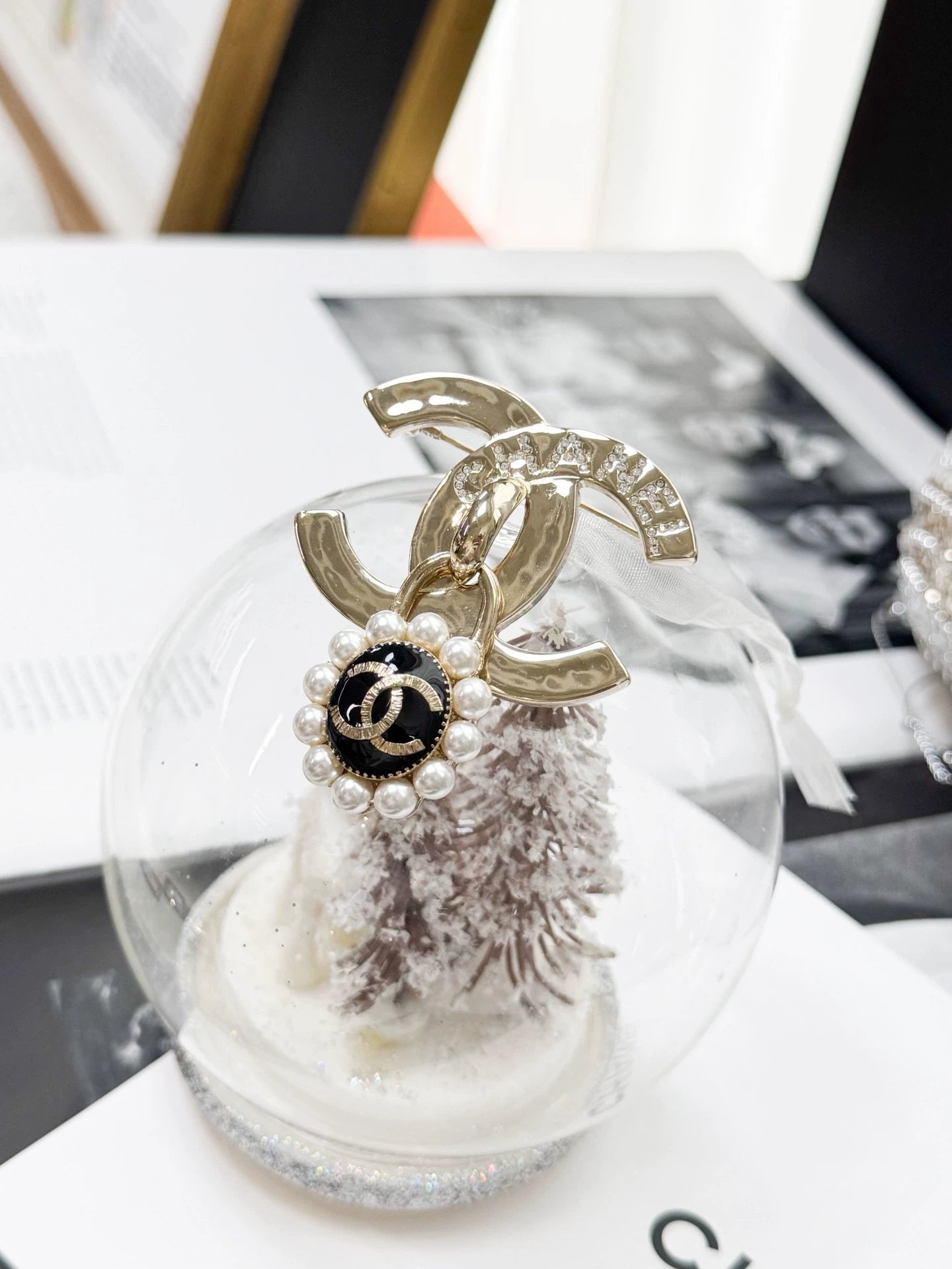 Chanel 21A gold double-C pearl flower pendant brooch