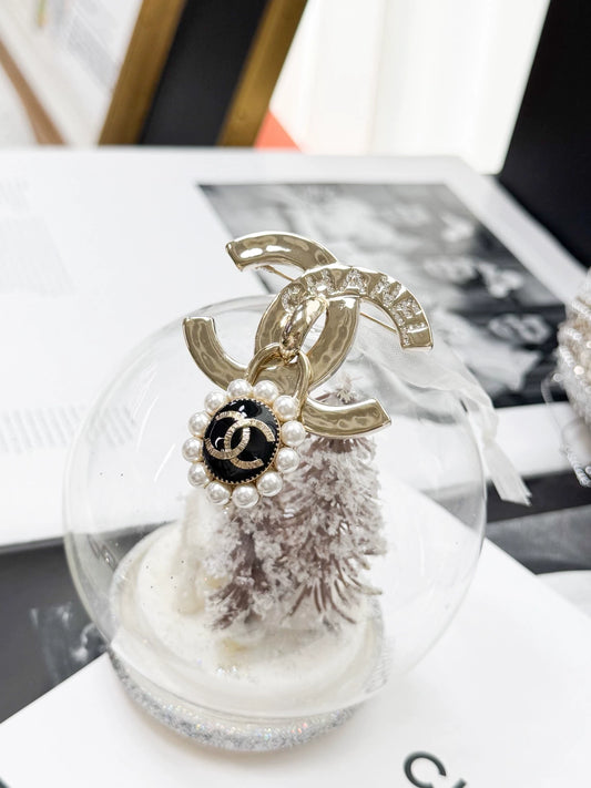 Chanel 21A gold double-C pearl flower pendant brooch