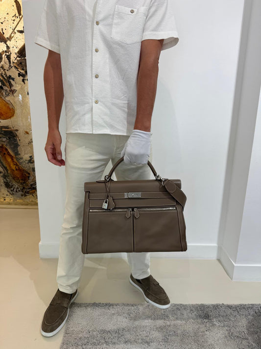 Hermès Kelly Lakis handbag in taupe leather with palladium hardware, front zip pockets and contrast stitching