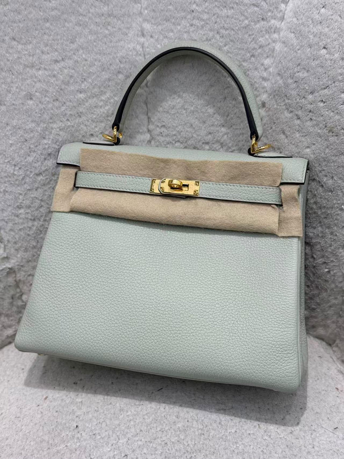 Hermes Kelly 25 Gris neve Togo gold hardware