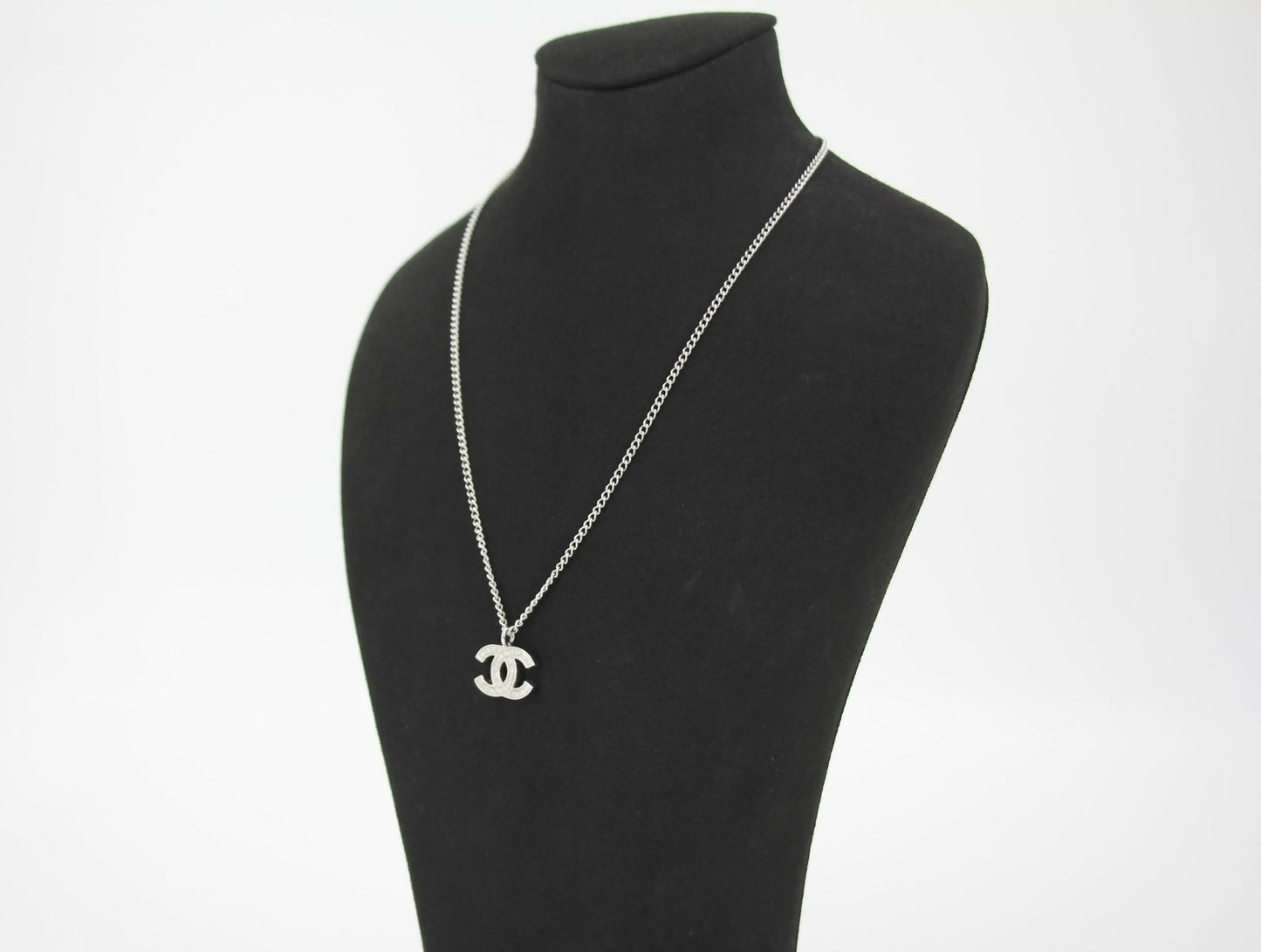 Chanel Vintage 07V Metal Quilted Silver CC Necklace