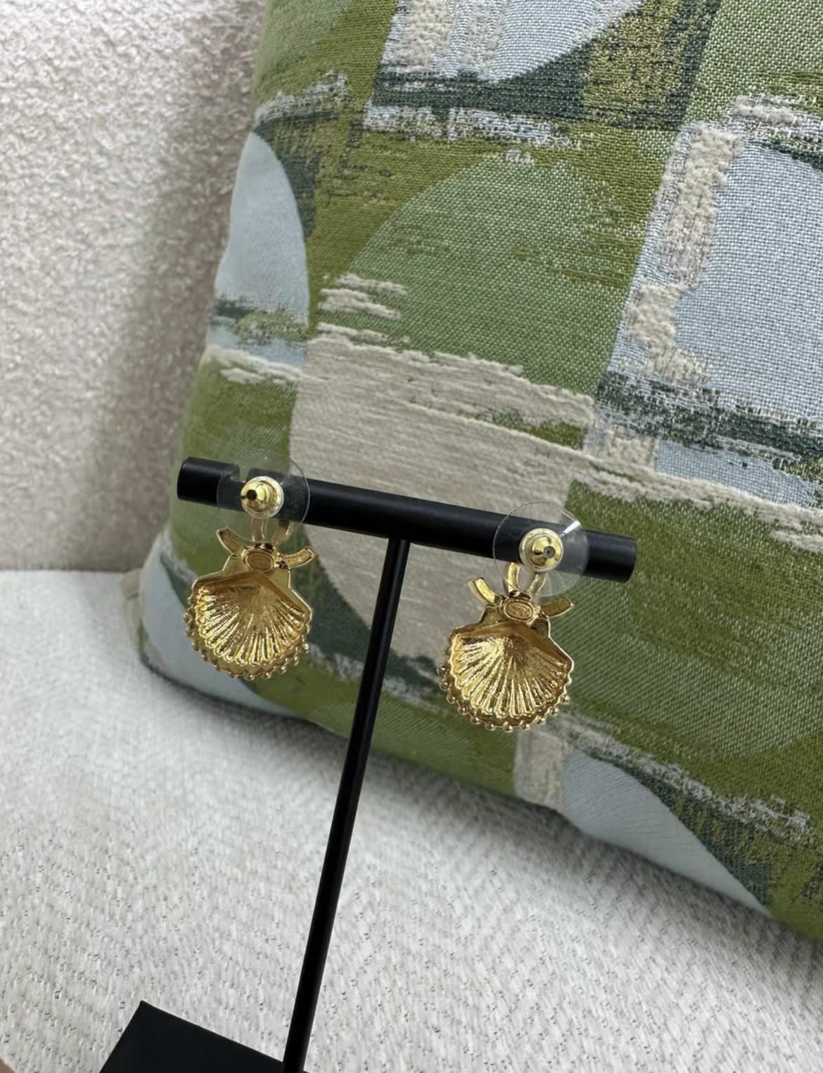 Chanel 23C gold shell earrings – Wararni.com