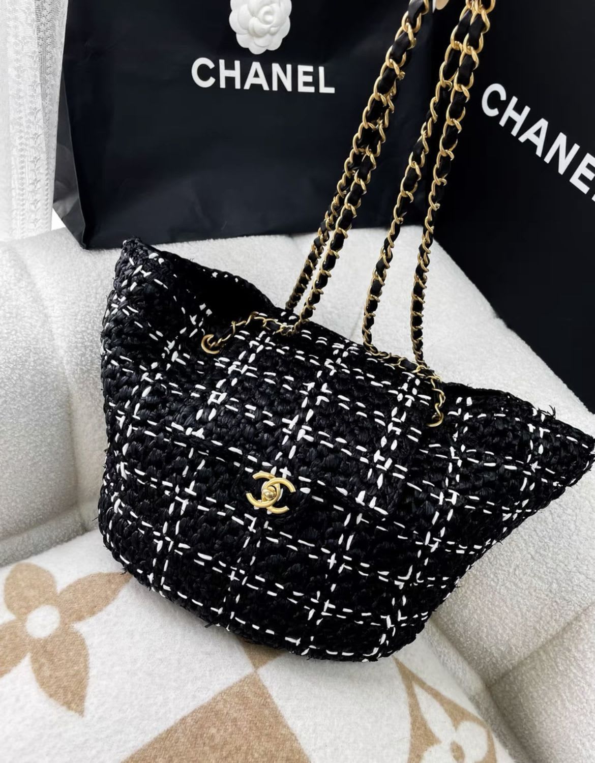 Chanel 23S raffia black and white woven tote bag – Wararni.com