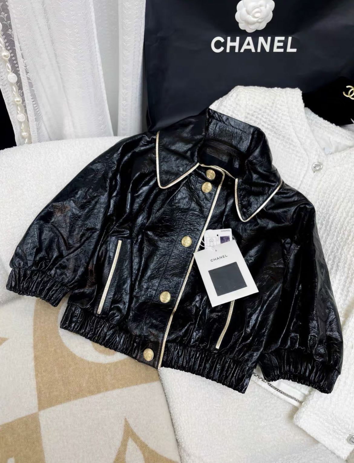 CHANEL Chanel 22SS black gold two-pocket leather jacket - 34 Jacket - Vintage fashion from Wararni