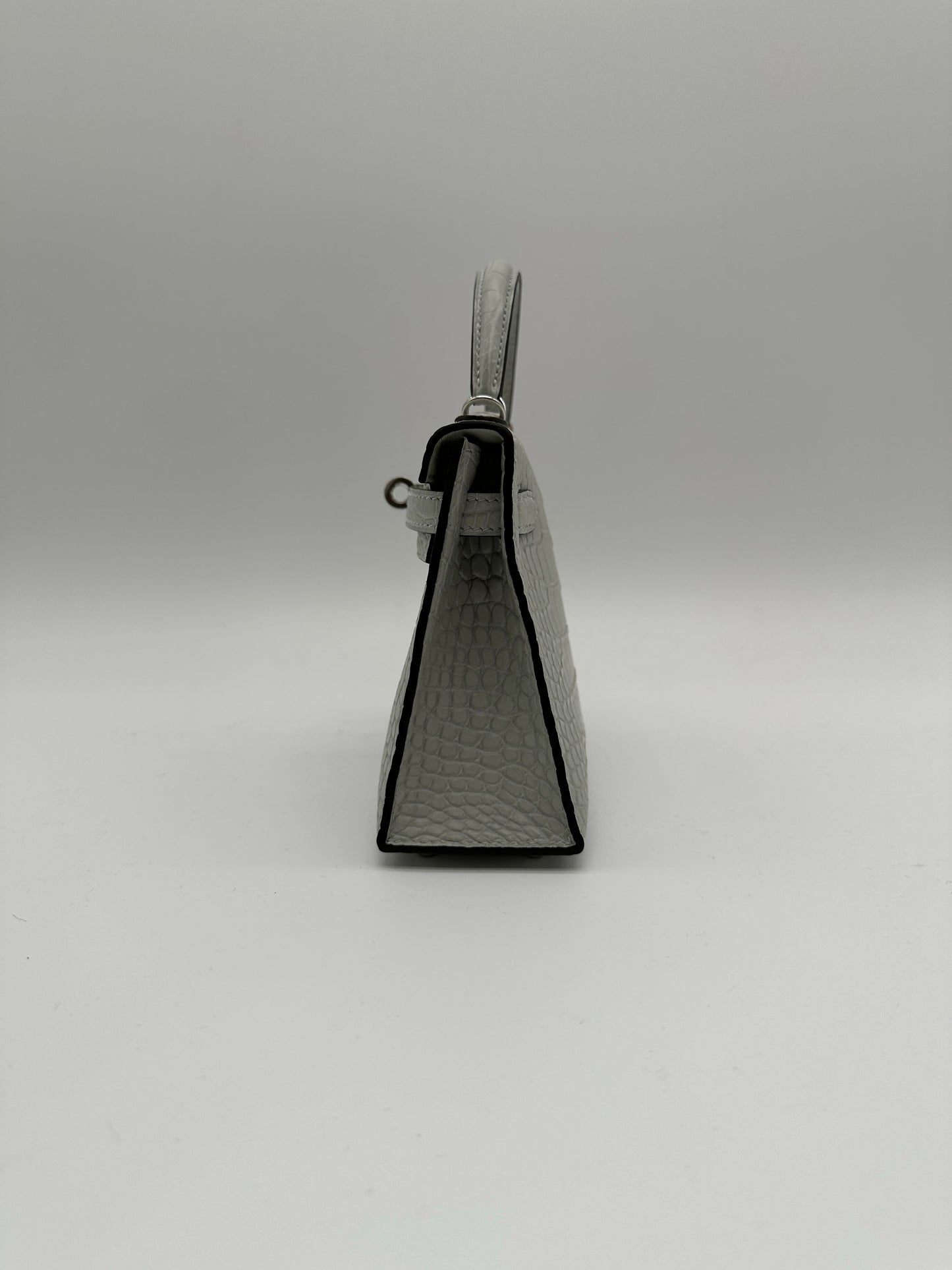 Hermès Kelly 20 Gris Neve Matte Alligator PHW K 2026