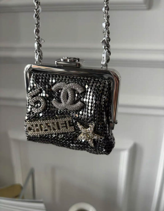 CHANEL Chanel silver clutch with chain from the Coco Neige 2023/24 collection - Mini Mini Bag - Vintage fashion from Wararni