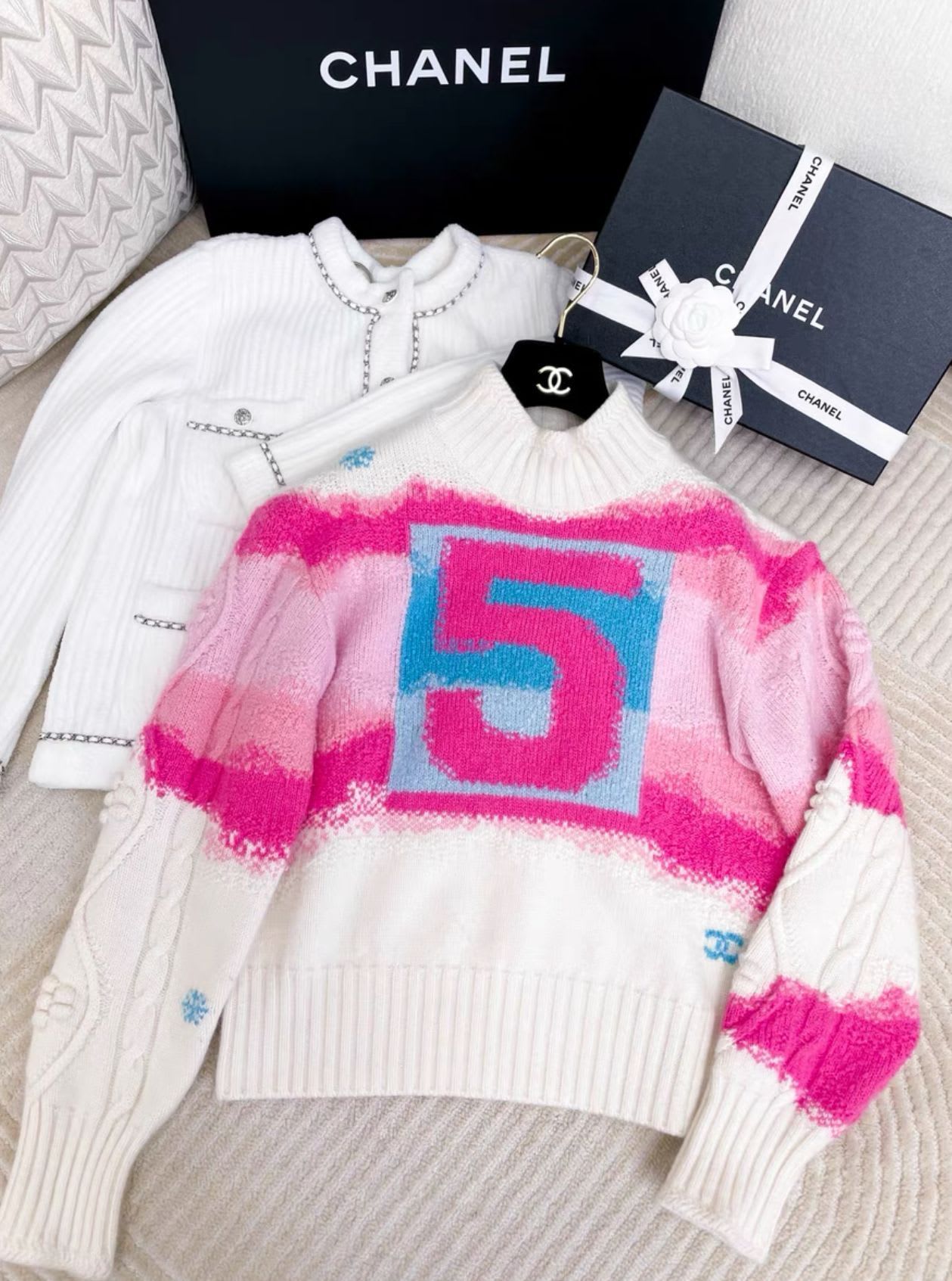 CHANEL Chanel 22 coco neige ski series No. 5 sweater - 40 Top - Used fashion item from Wararni