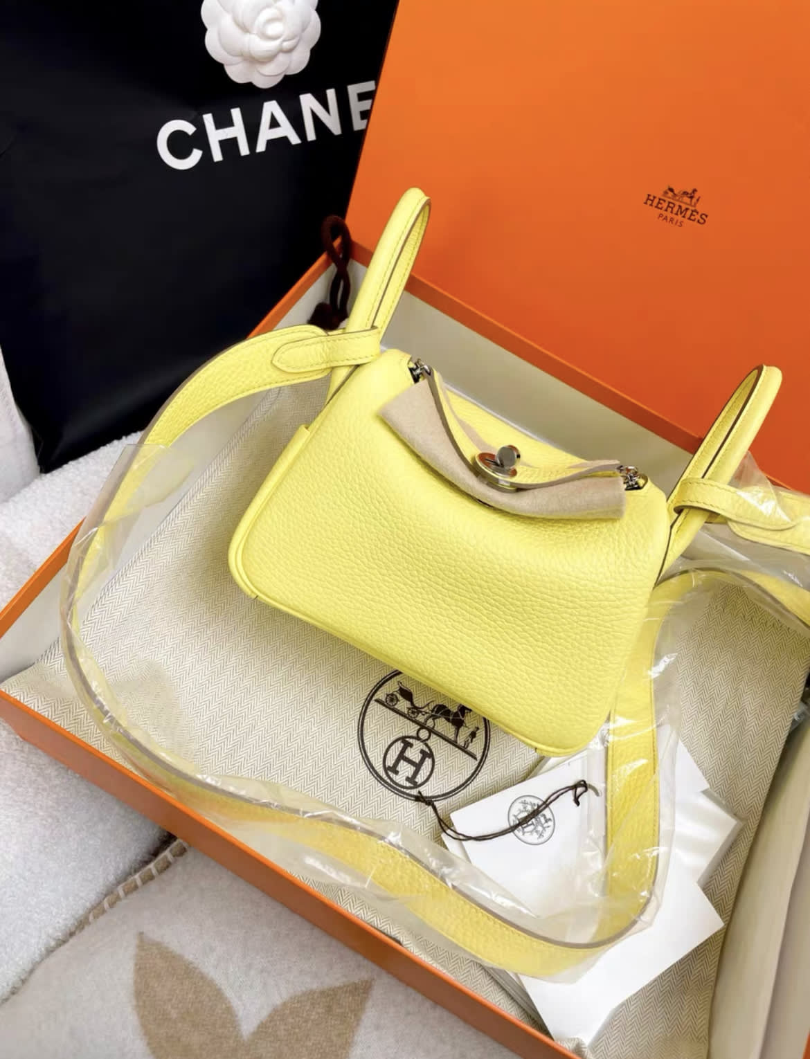 Hermès Hermes Mini Lindy 20 Limoncello Clemence Palladium Hardware - 20 Crossbody Bag - Vintage fashion from Wararni