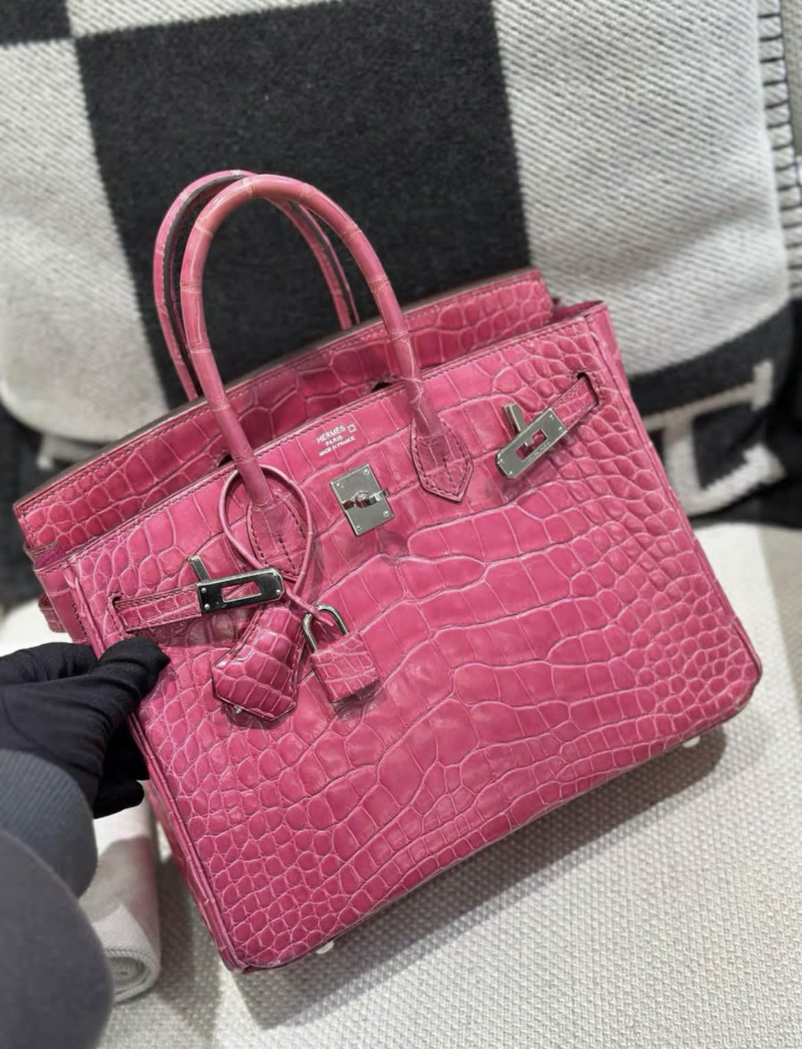 Hermès Hermes Birkin 25 Pink Croco PHW - 25 Tote Bag - Vintage fashion from Wararni