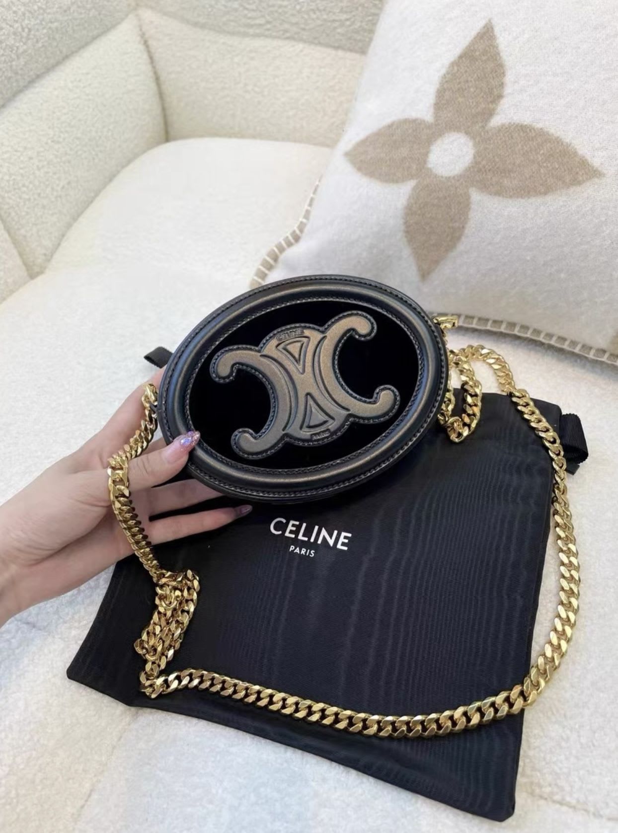 CELINE Celine black cuir triomphe chain bag - Small Crossbody Bag - Vintage fashion from Wararni