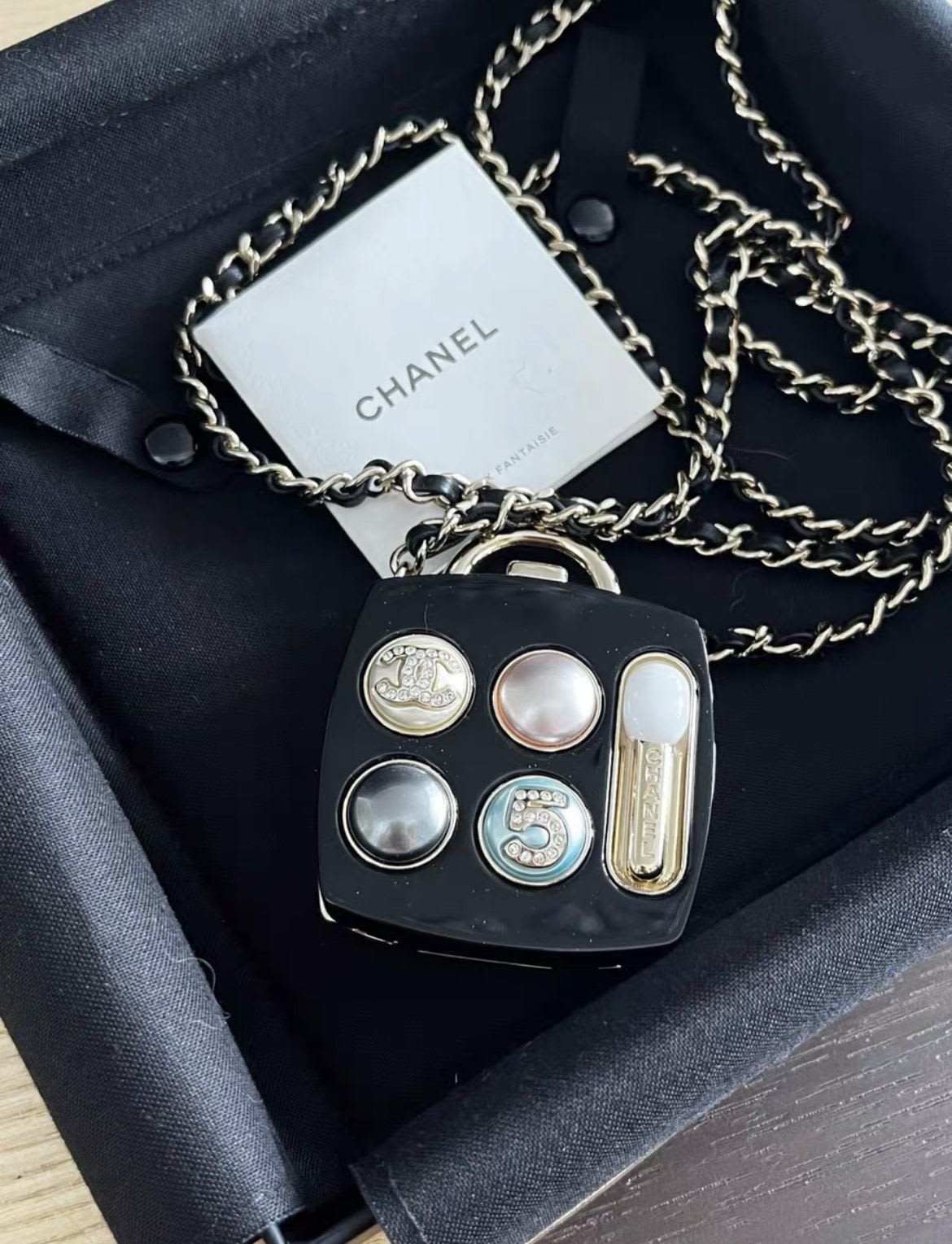 Chanel 23s eye shadow palette small box