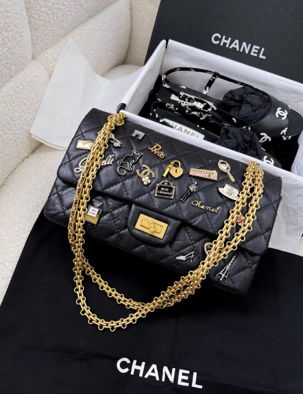 CHANEL Chanel limited edition badge 2.55 small bag - 2.55 small Shoulder Bag - Vintage fashion from Wararni