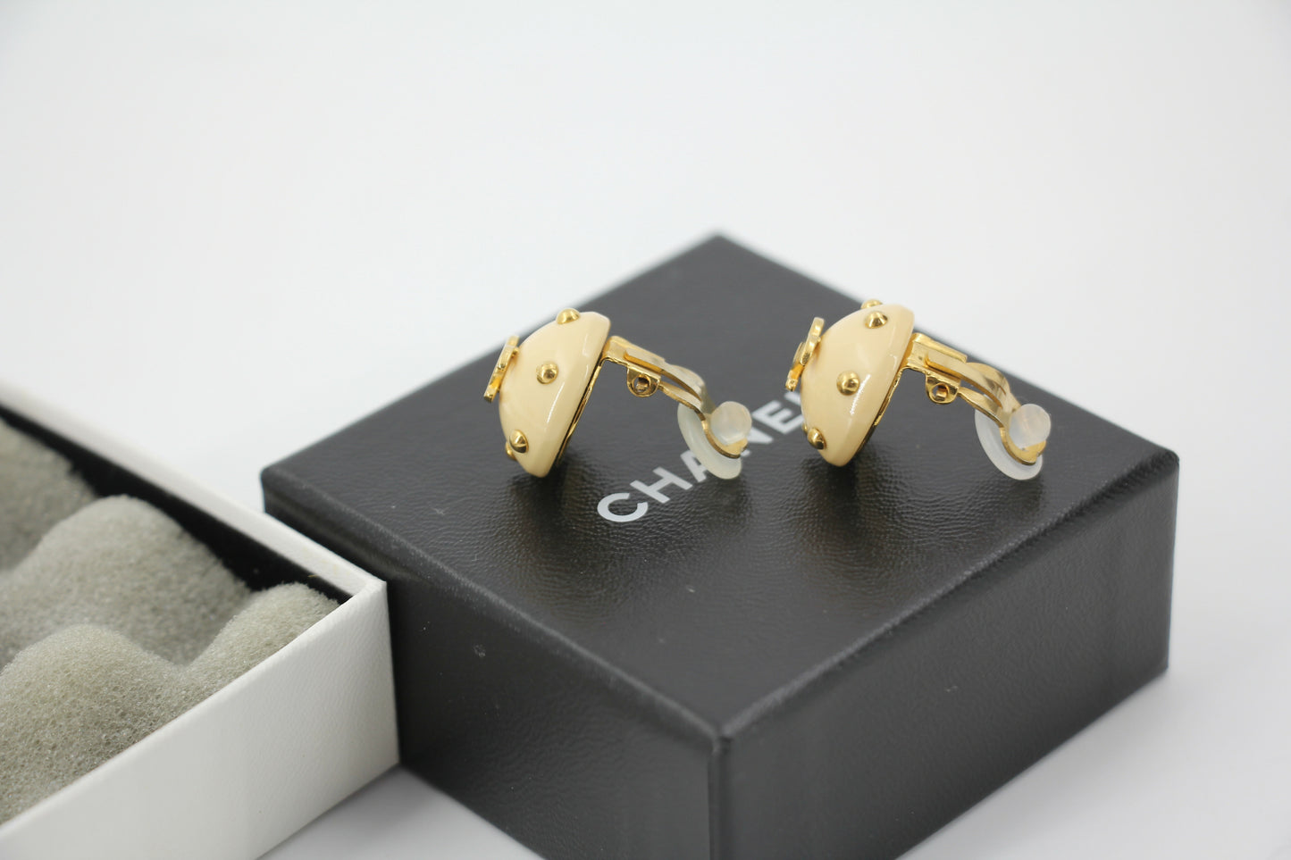 Chanel Vintage 96C Resin Light Brown Loop Clip-on Earrings